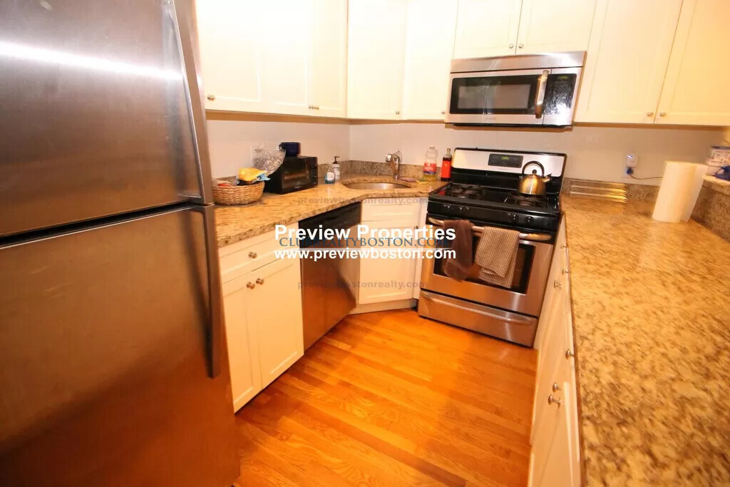 324 Saint Paul St, Washington Square