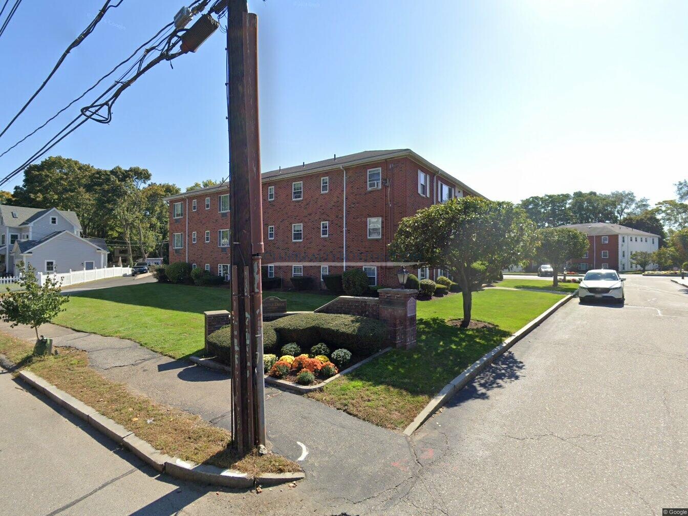 4 Brattle Dr, Arlington