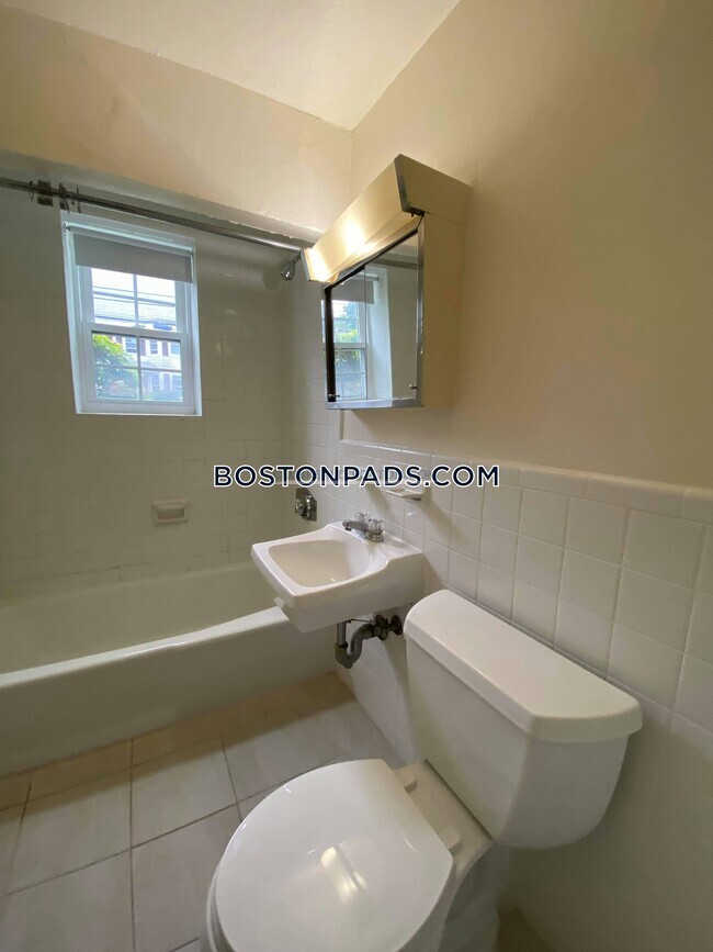 4 Brattle Dr, Arlington