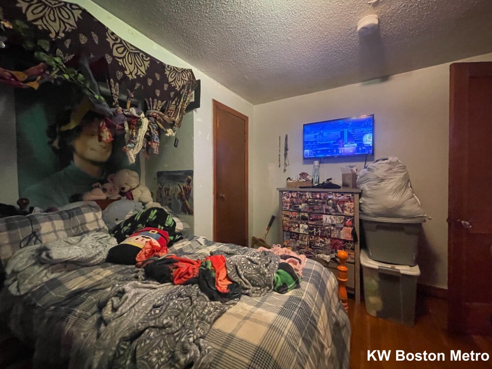 16 Hanson Rd, Saugus