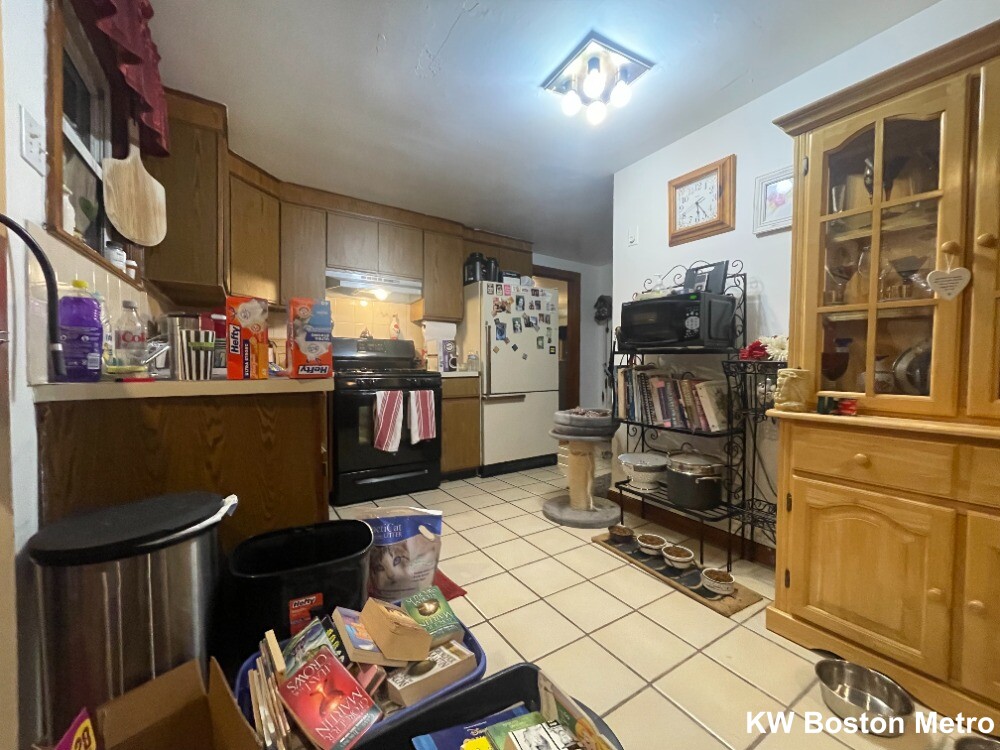 16 Hanson Rd, Saugus