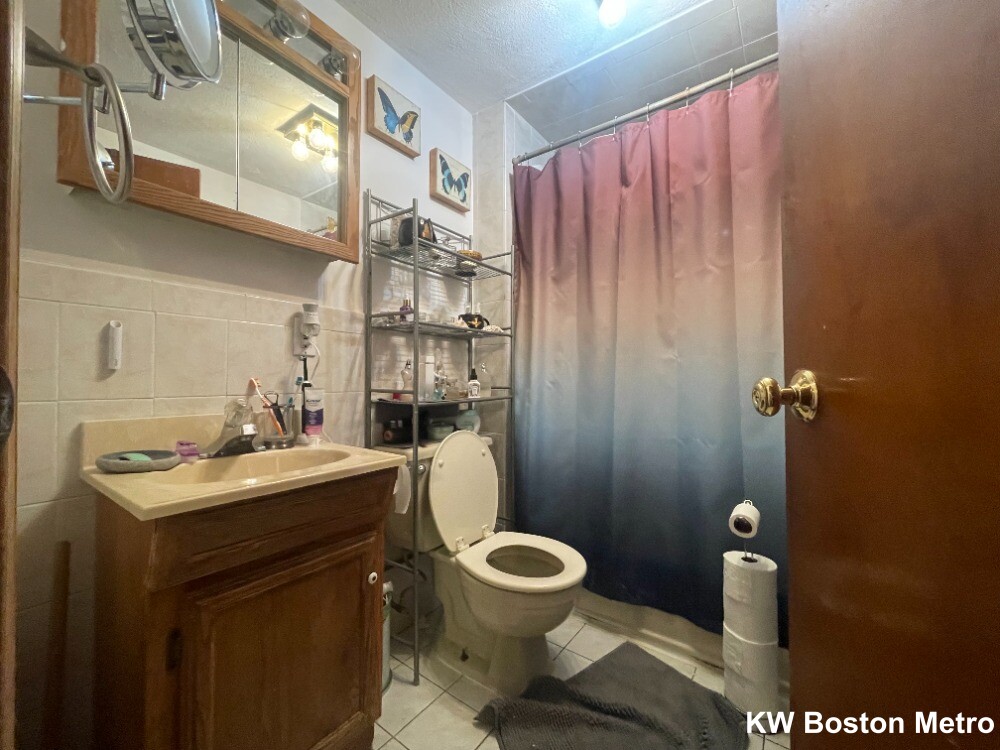 16 Hanson Rd, Saugus