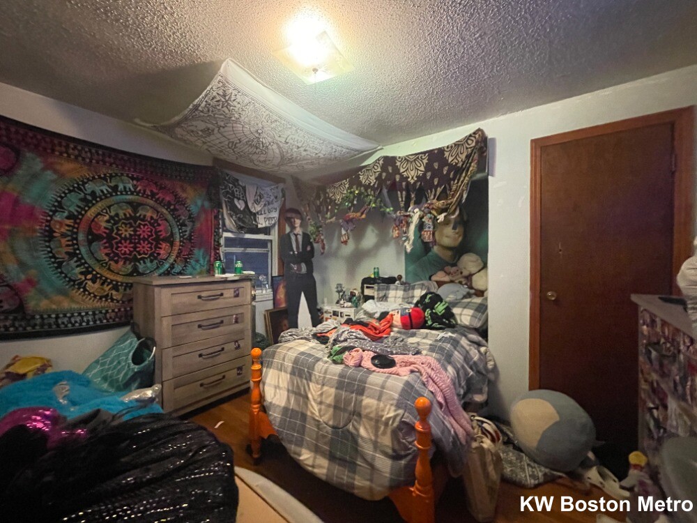 16 Hanson Rd, Saugus