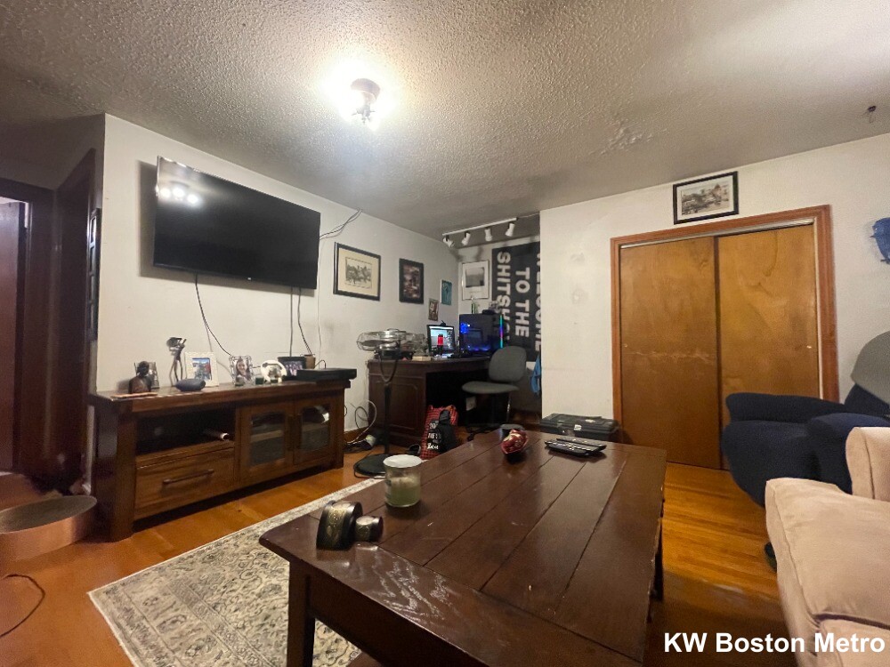 16 Hanson Rd, Saugus