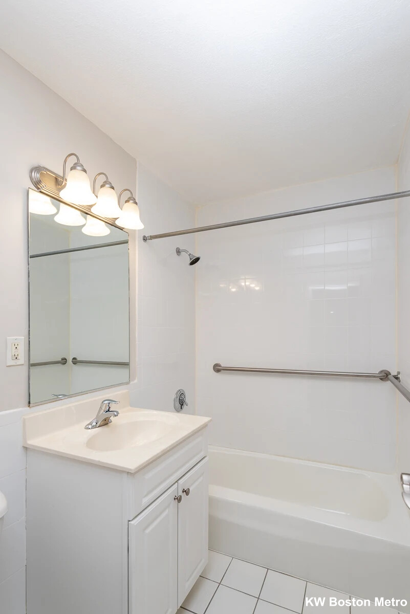 1 Canton Rd, North Quincy