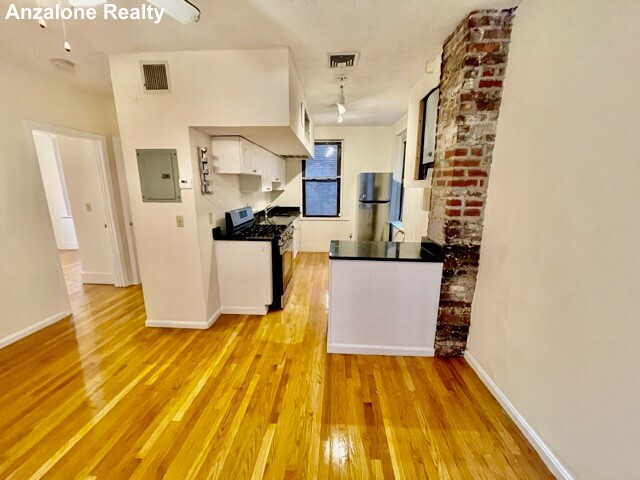 40 Clark - 2,400USD / month