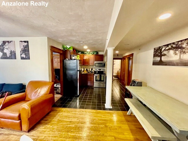 300 North St, North End