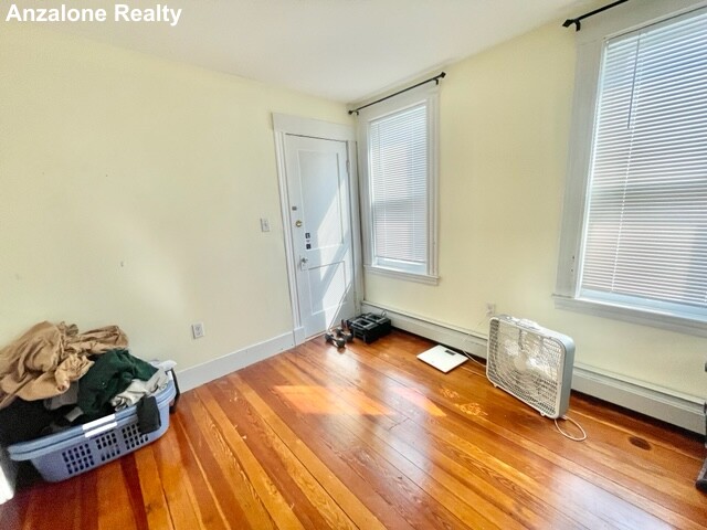 39 Illinois Ave, East Somerville