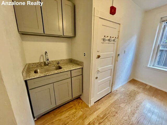 4 Garden Ct, North End