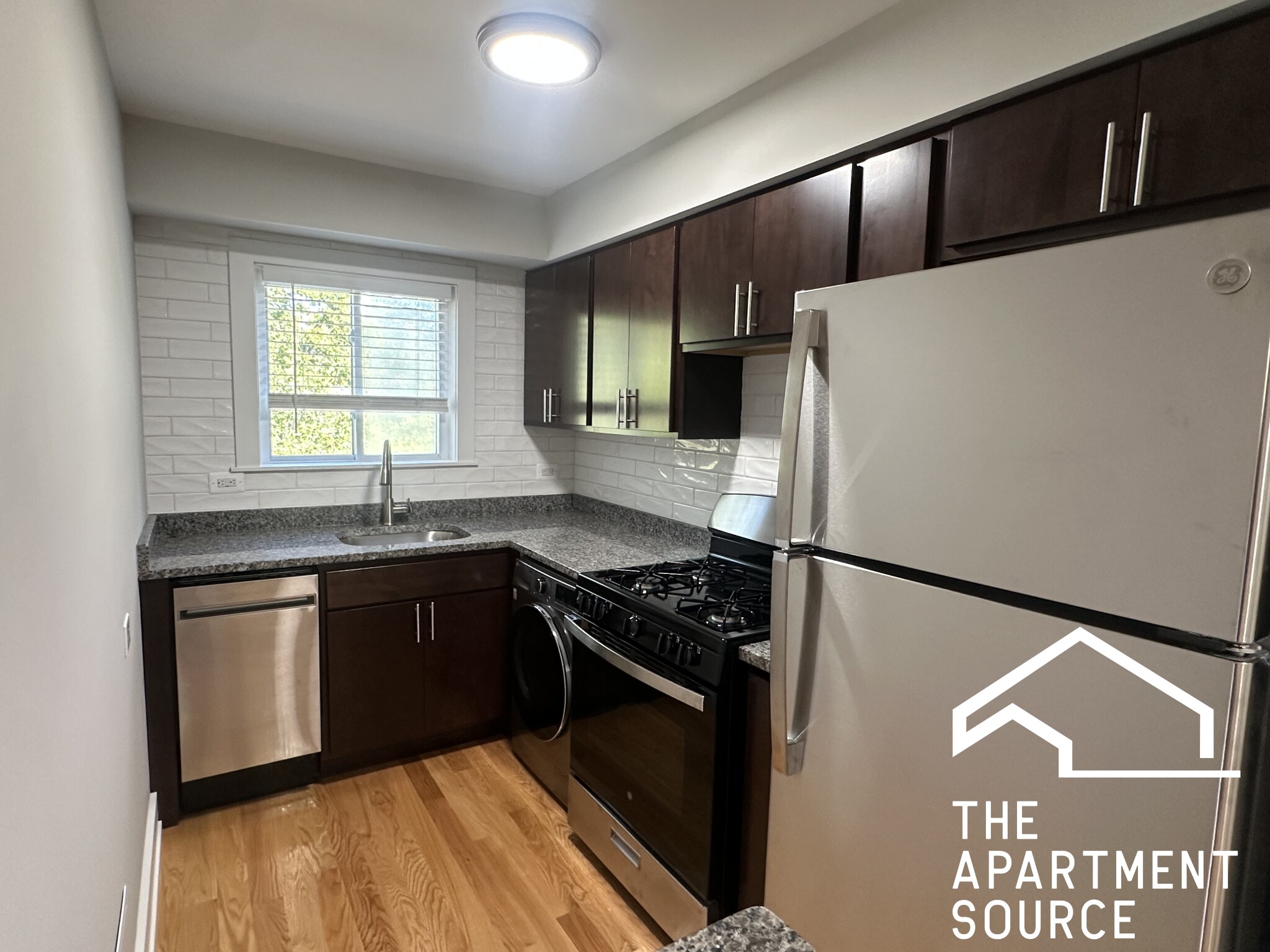 696 Elm Pl. - 1,650USD / month