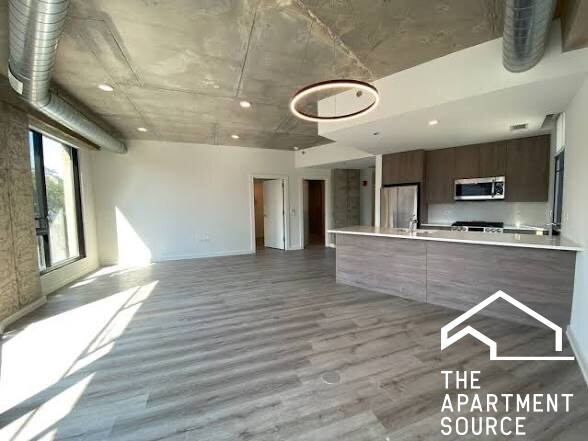 1118 West Patterson Ave., Chicago, IL - 3,100 USD/ month