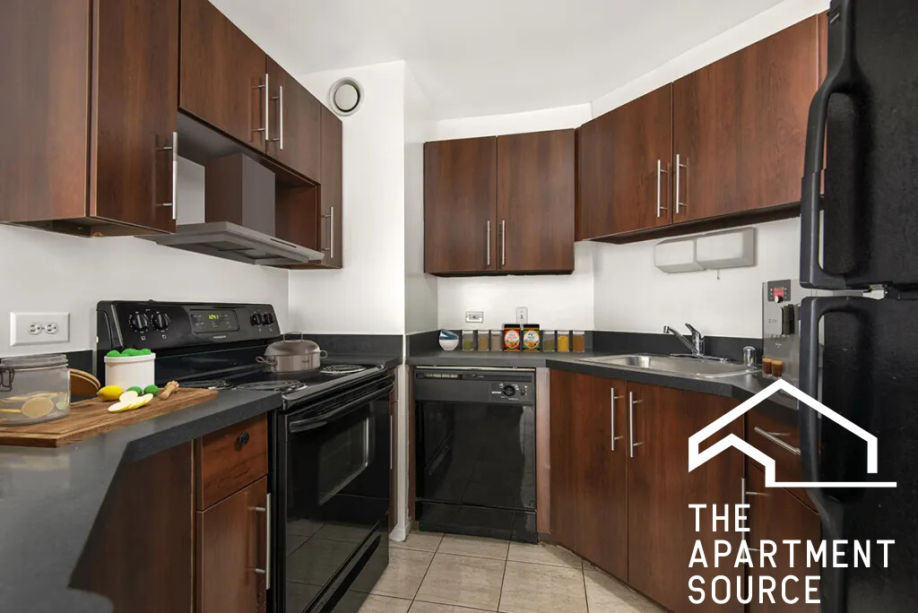 1111 North Dearborn St., Chicago, IL - 1,975 USD/ month