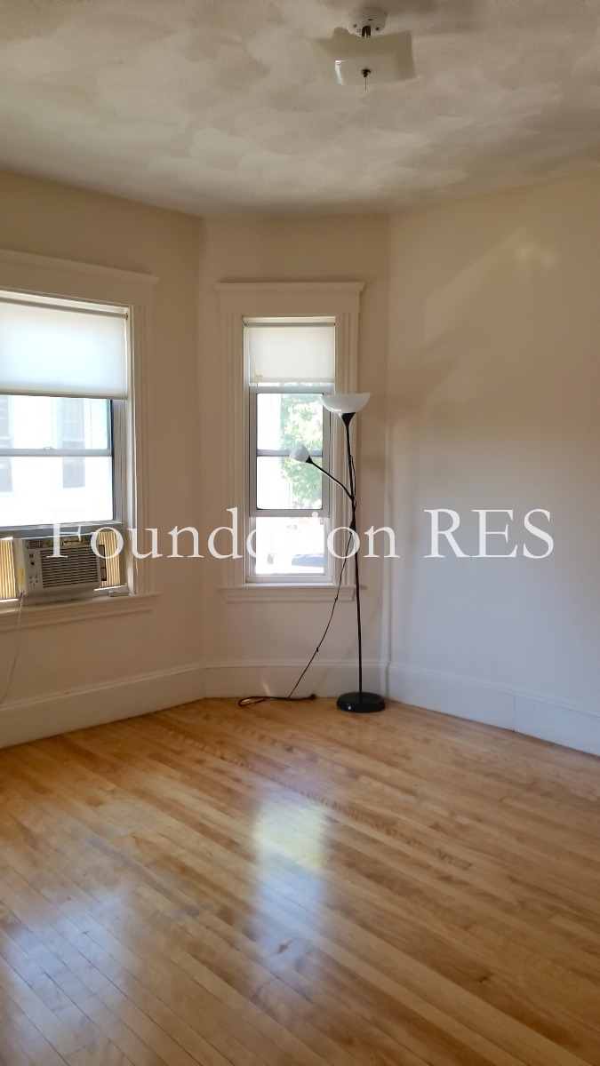 4 bed, 1.5 bath apartment for rent at 144 Washington St Unit 1, Brighton — photo 6 of 11
