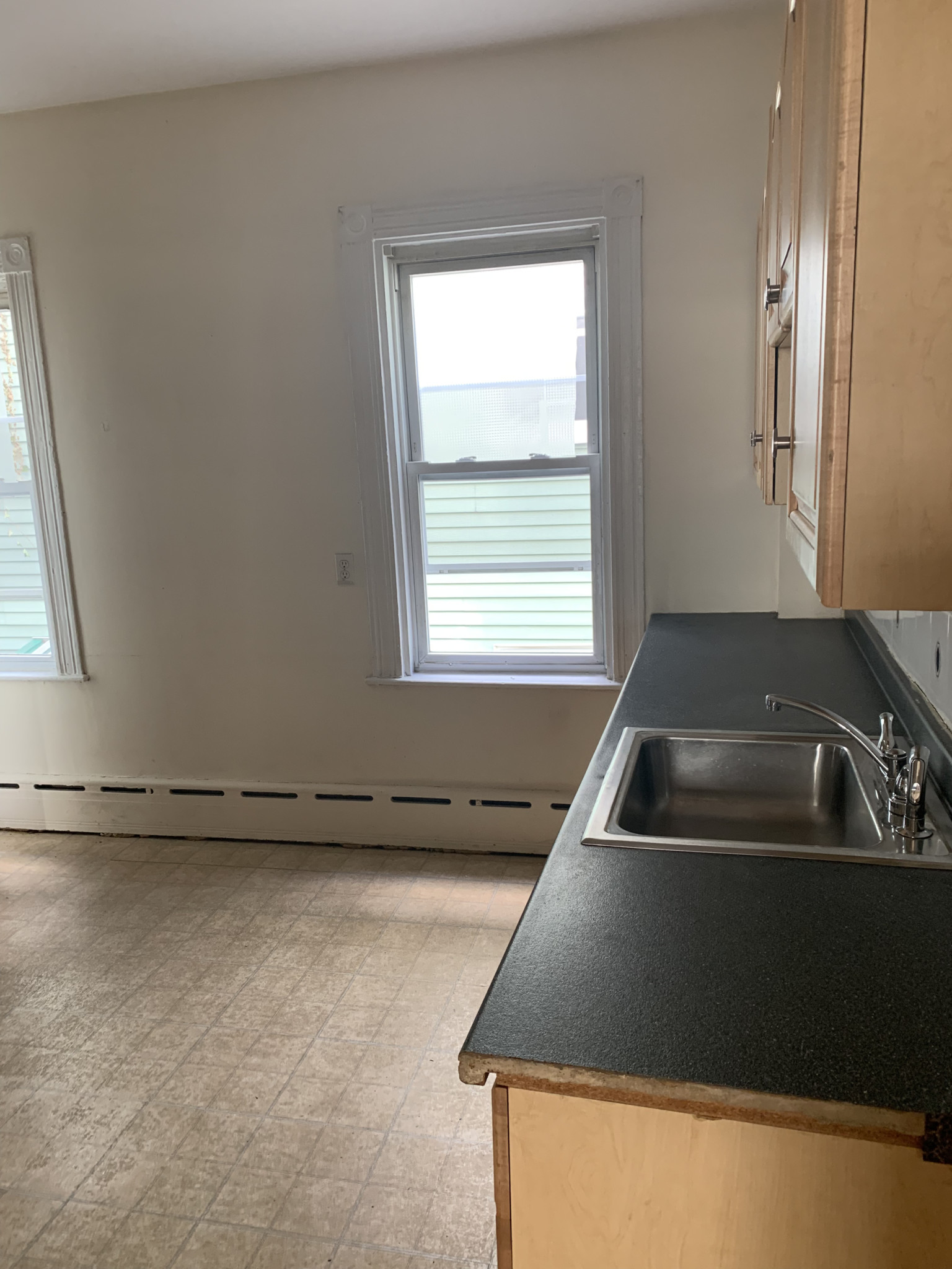 4 bed, 1 bath apartment for rent at 26 Darling St Unit 4, Mission Hill — photo 4 of 15