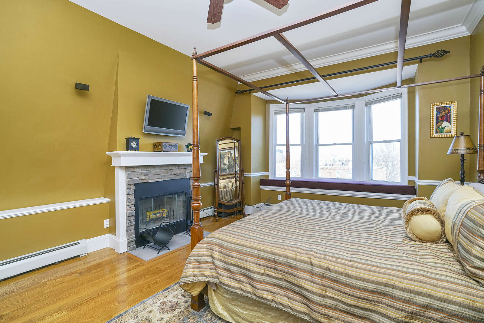 8 Centre St, Roxbury