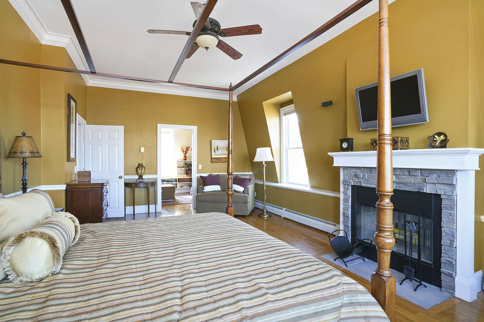 8 Centre St, Roxbury