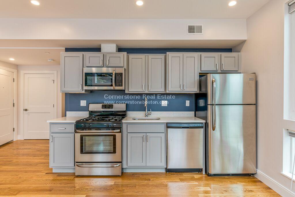 4 bed, 1 bath apartment for rent at 7 Alleghany Unit 2, Mission Hill — photo 6 of 8