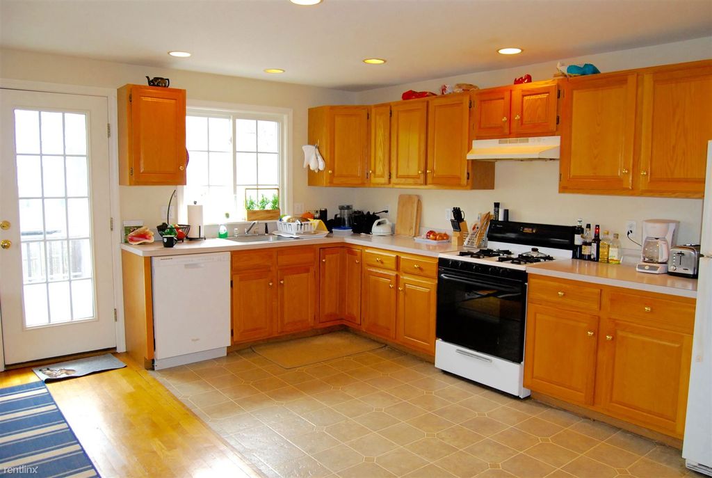 3 bed, 2.5 bath apartment for rent at 8 French St, Watertown — photo 1 of 6