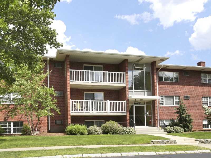 2 bed, 1 bath apartment for rent at 15 Dolores Ave, Waltham — photo 2 of 47