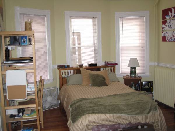 4 bed, 2 bath apartment for rent at 88 Fisher Ave Unit 3, Mission Hill — photo 5 of 6