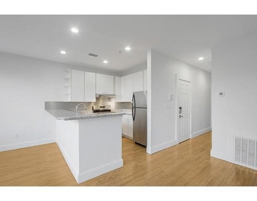 Photo 3 of 140 Boylston St. Unit 5