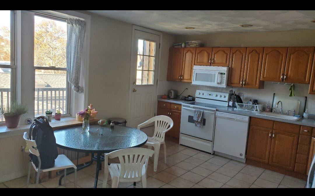 4 bed, 2 bath apartment for rent at 154 Harvard St Unit 1, Brookline — photo 2 of 4