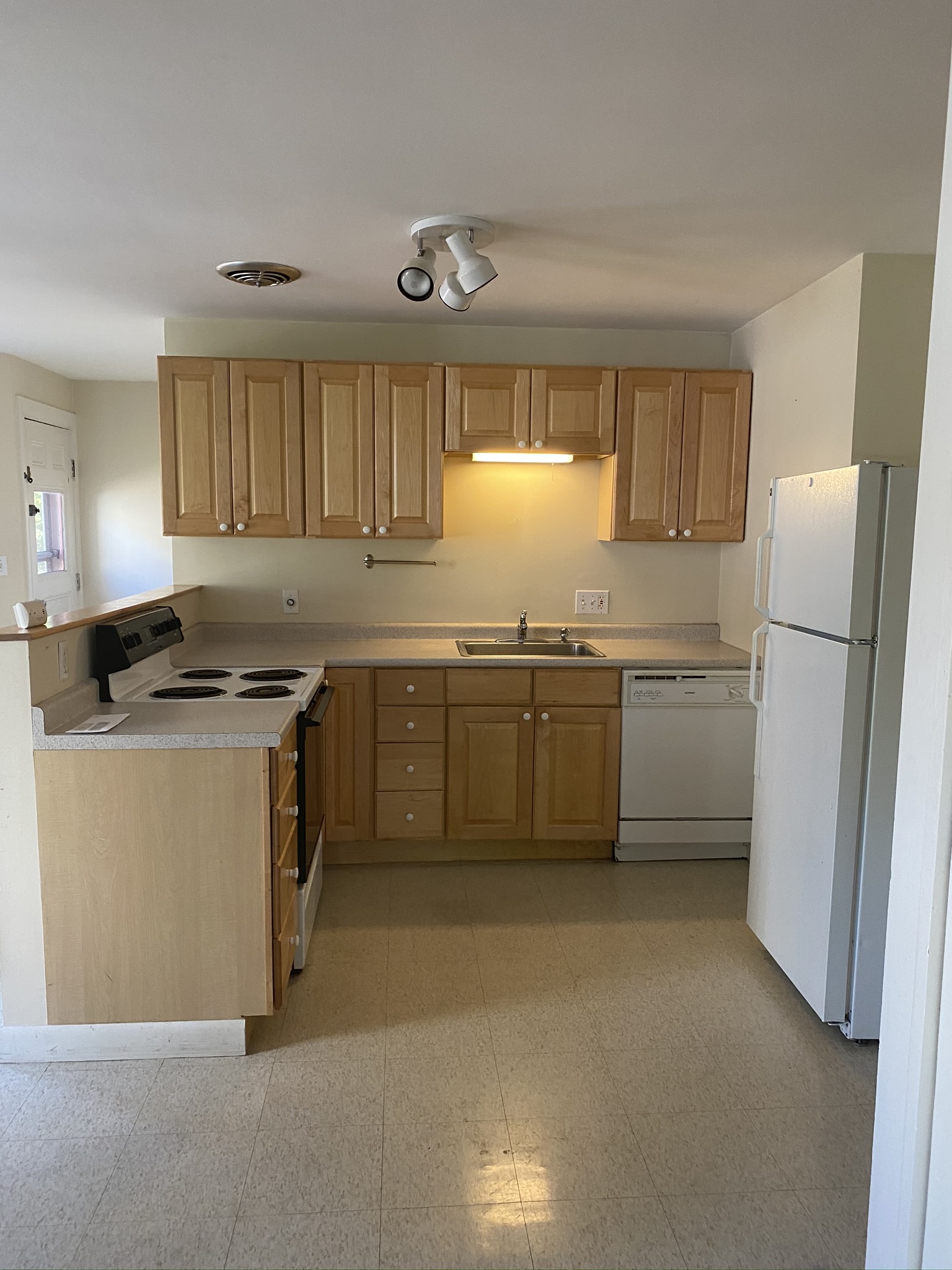 2 bed, 1 bath apartment for rent at 29 Center St Unit 1ST FLOOR, Watertown