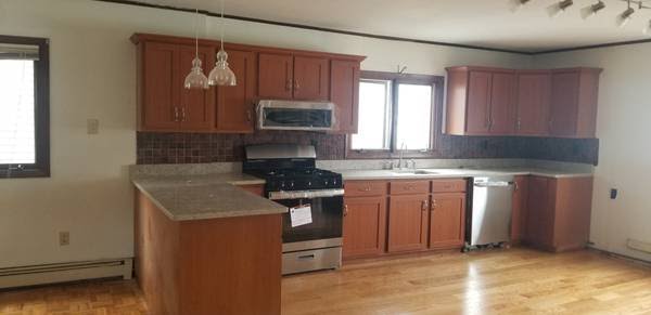 5 bed, 2 bath apartment for rent at 41 Avon St Unit 2, Spring Hill