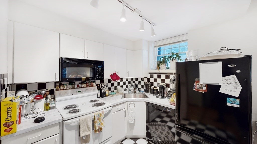 1 bed, 1 bath apartment for rent at 2 Brimmer St Unit B, Beacon Hill