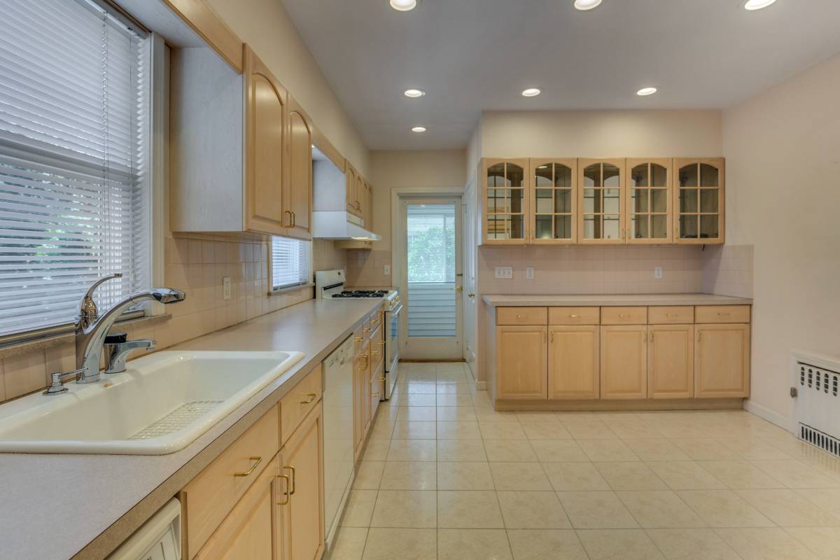 2 bed, 1 bath apartment for rent at 384 School St, Watertown — photo 3 of 23