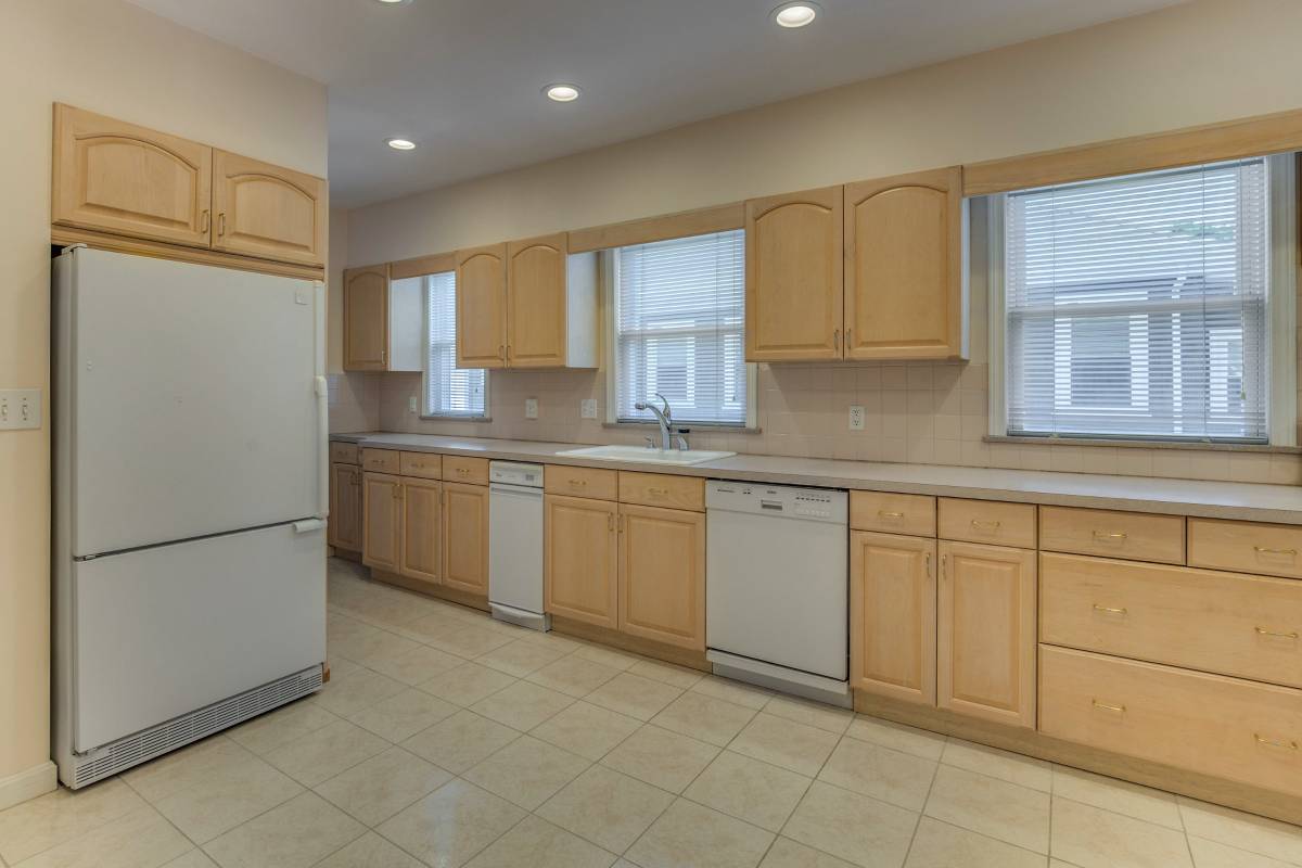 2 bed, 1 bath apartment for rent at 384 School St, Watertown — photo 2 of 23