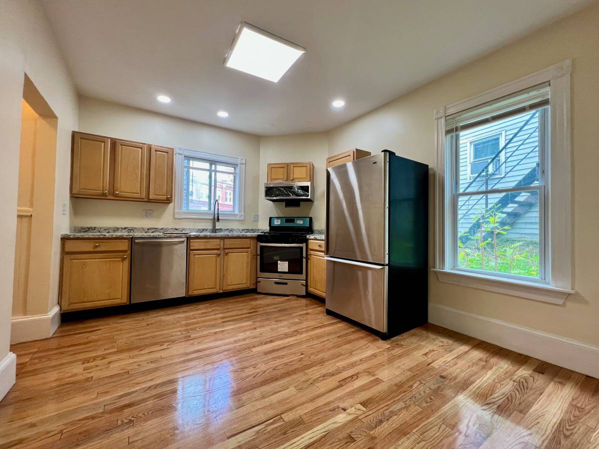 22 Anita Ter, Roxbury