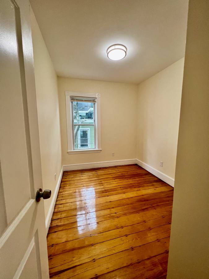 22 Anita Ter, Roxbury