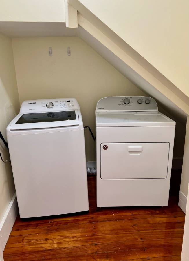 22 Anita Ter, Roxbury