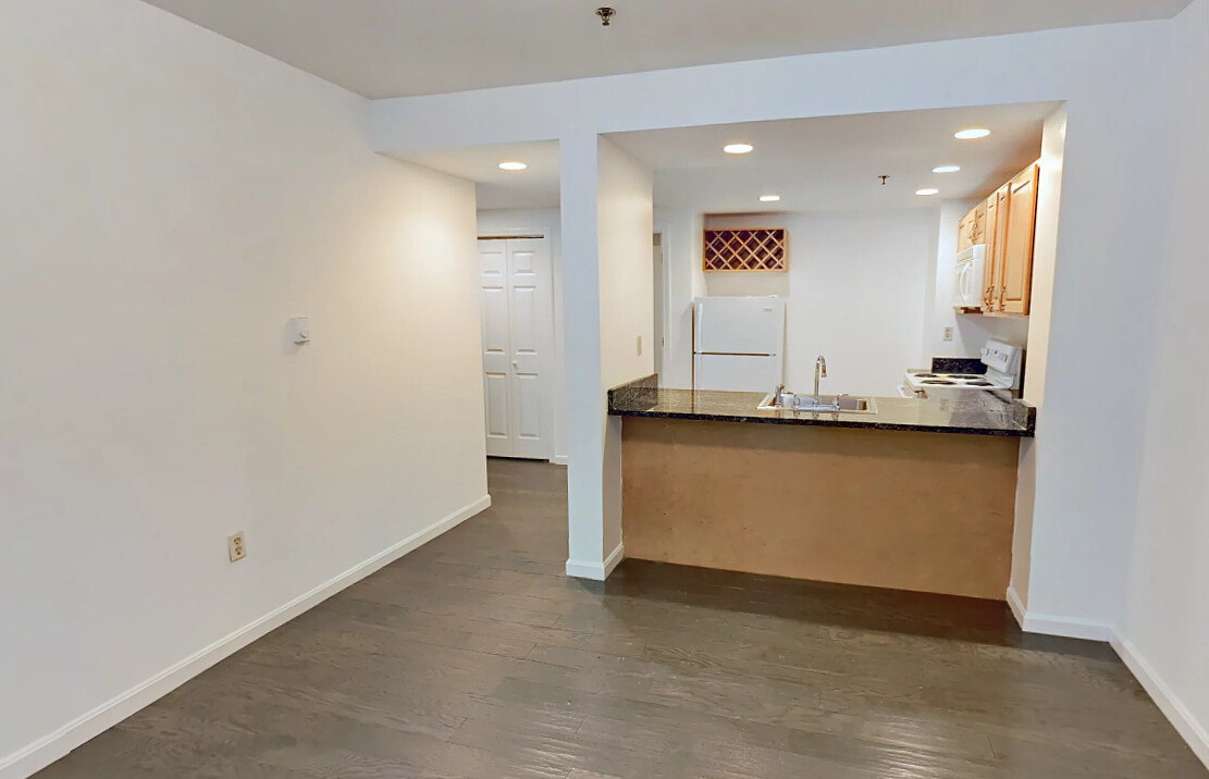 Photo 2 of 20 Queensberry St. Unit A
