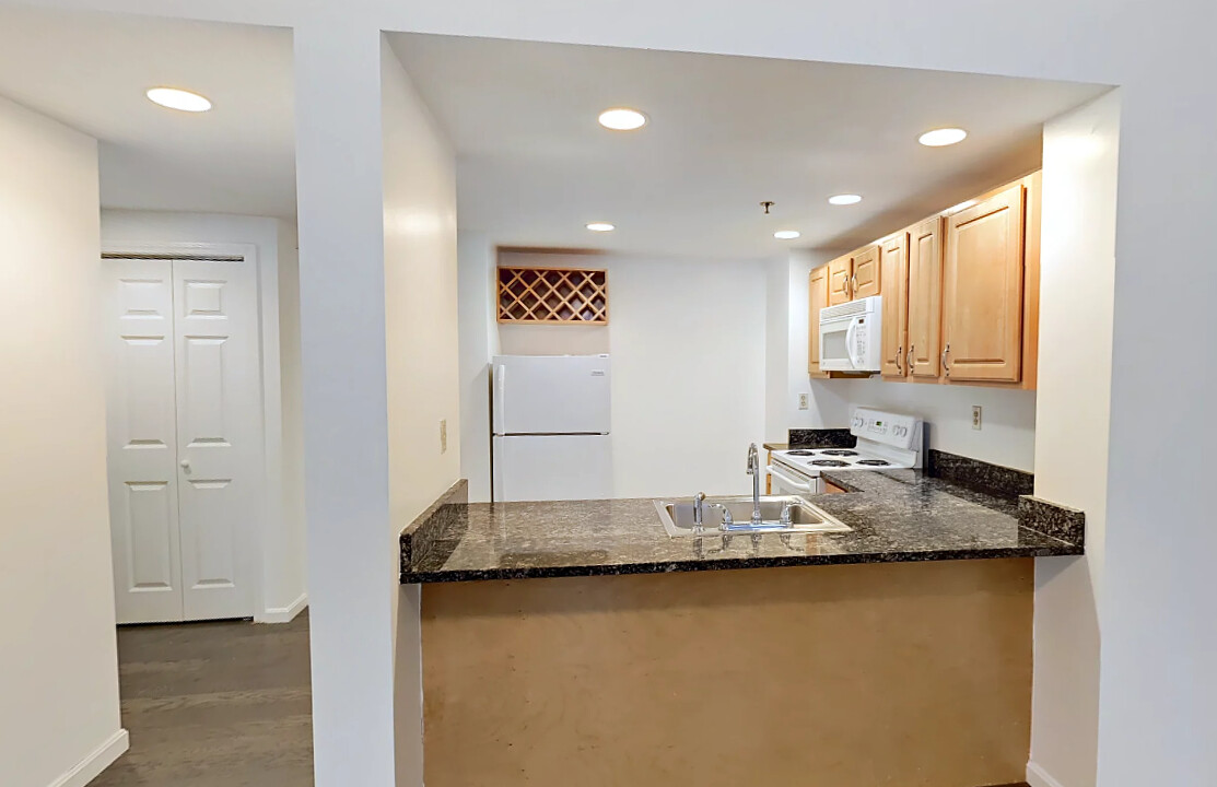 Photo 5 of 20 Queensberry St. Unit A