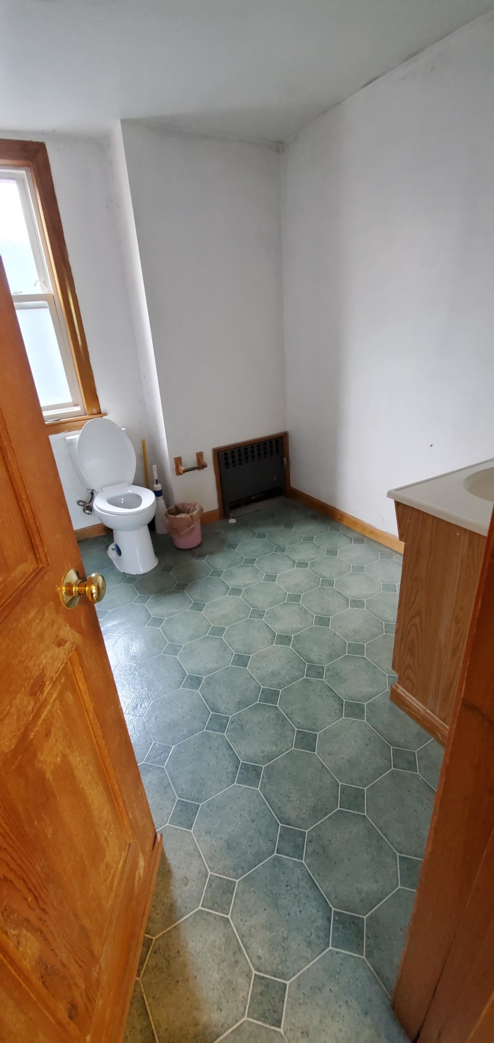 3 bed, 1 bath apartment for rent at 6 Smythe St Unit 1, Brookline Village — photo 3 of 6