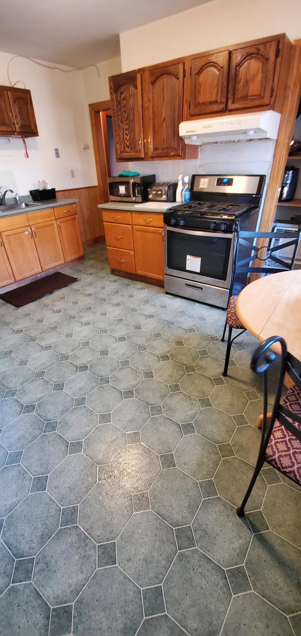 3 bed, 1 bath apartment for rent at 6 Smythe St Unit 1, Brookline Village — photo 2 of 6