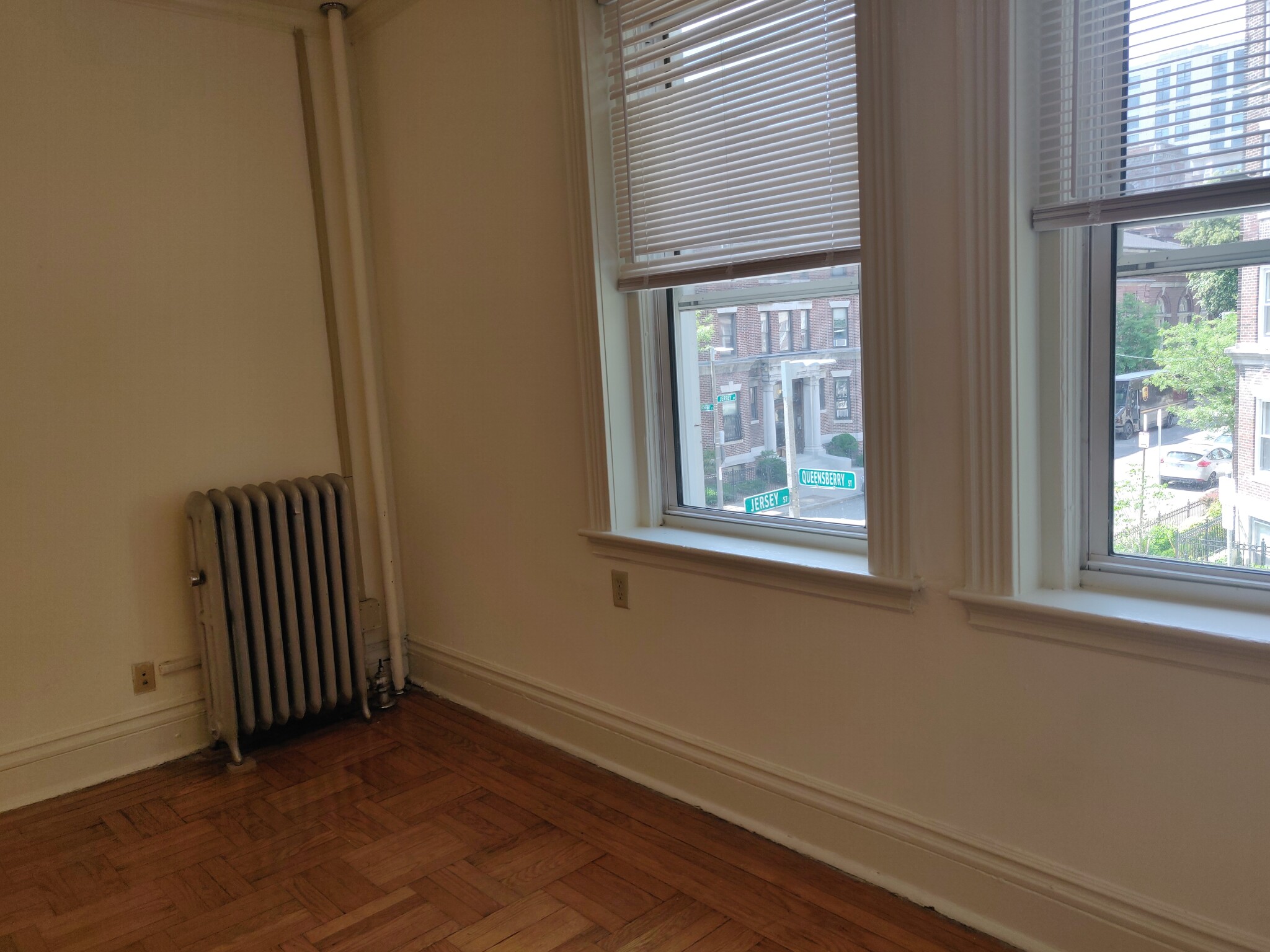 Photo 6 of 40 Queensberry St. Unit 11