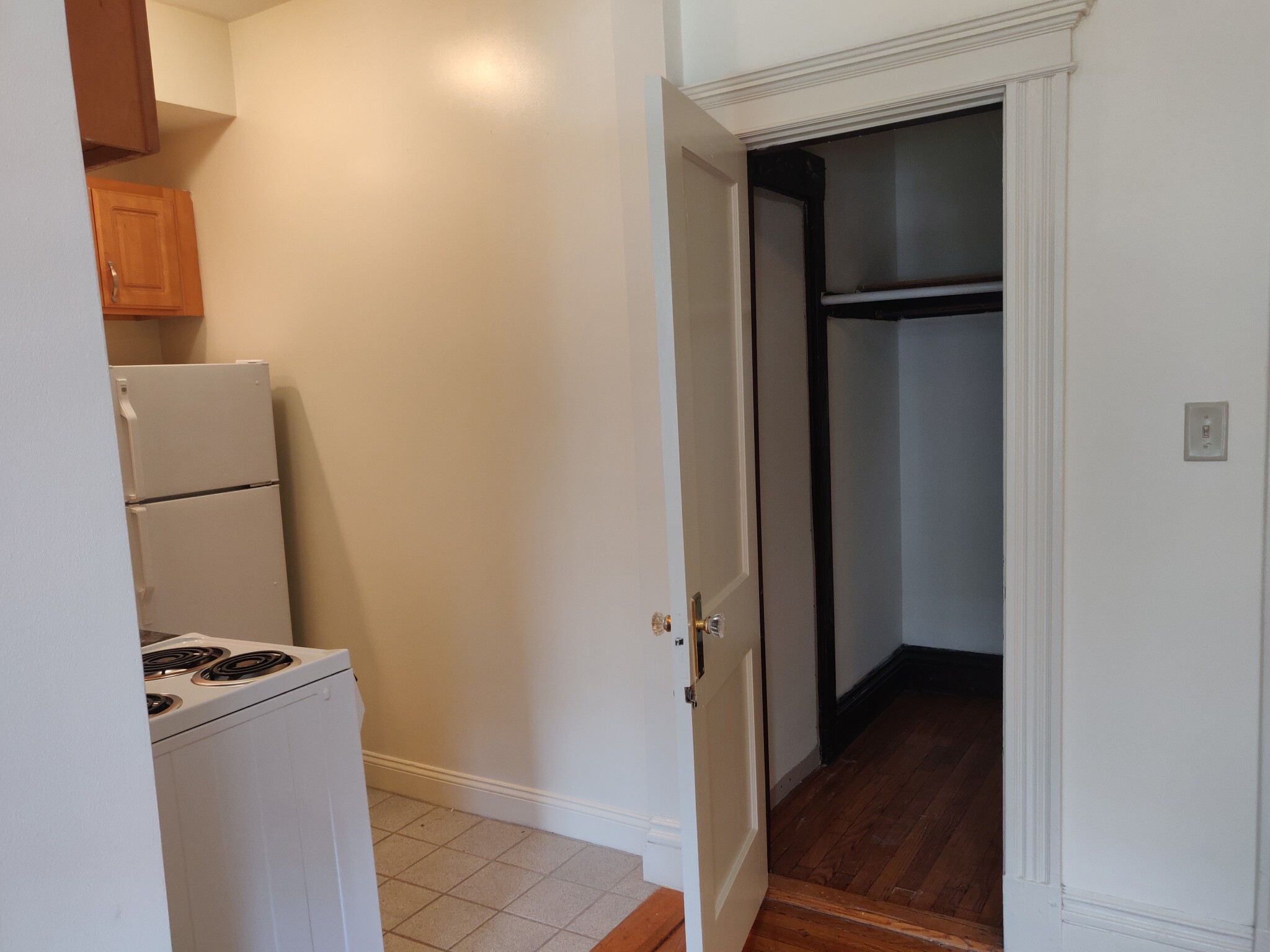 Photo 4 of 40 Queensberry St. Unit 11