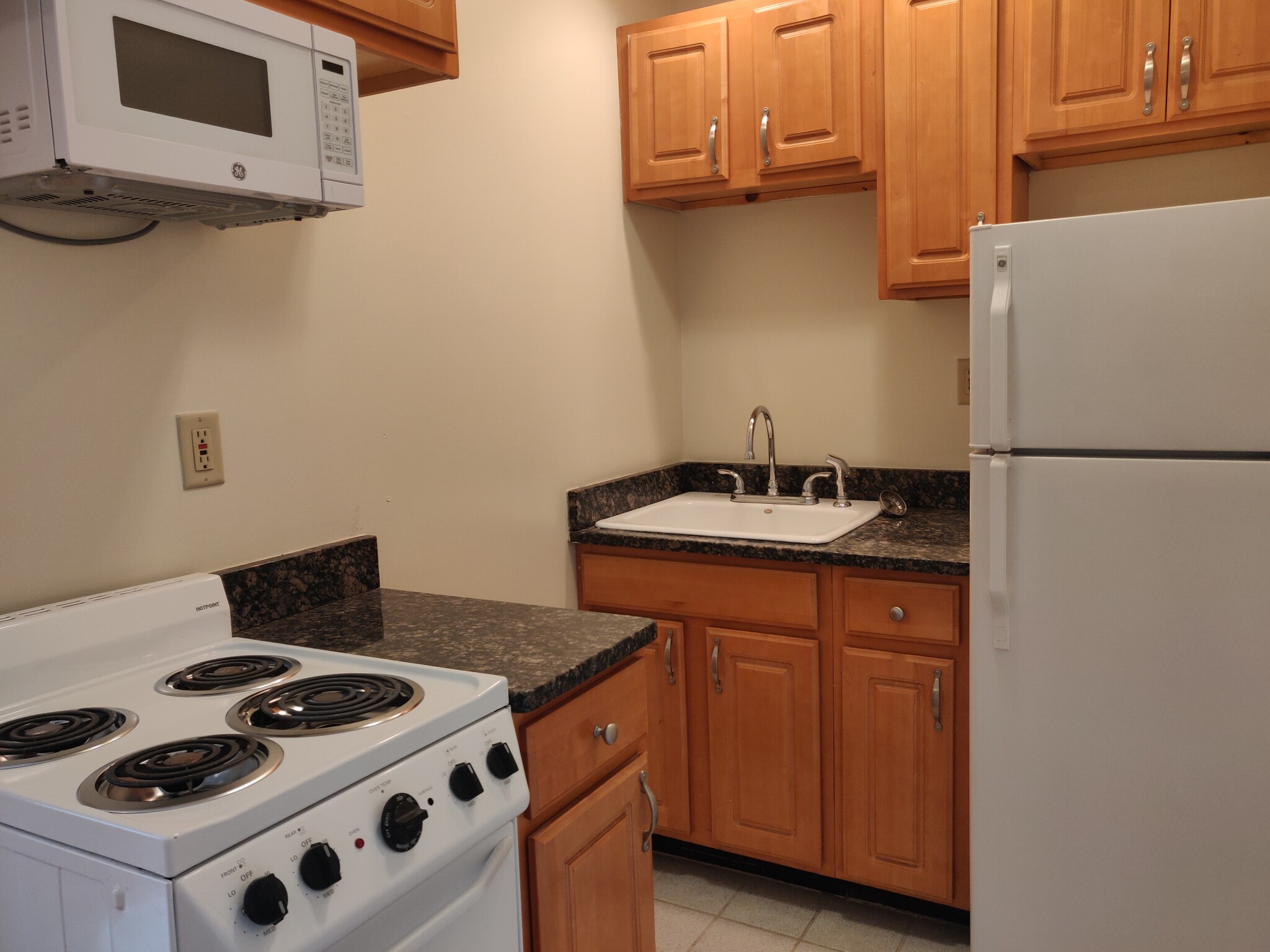 Photo 3 of 40 Queensberry St. Unit 11