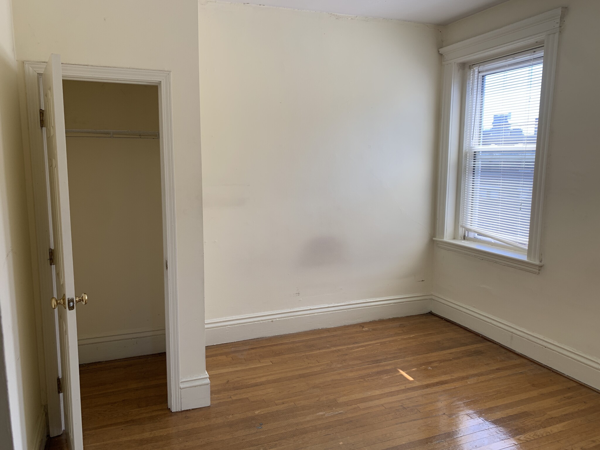 Photo 8 of 102 Queensberry St. Unit 14