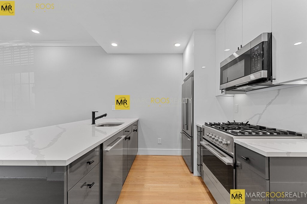 535 Newbury St, Fenway