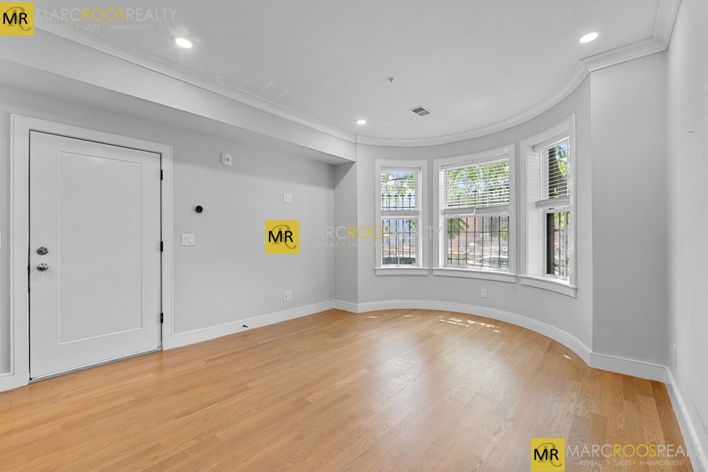 535 Newbury St, Fenway