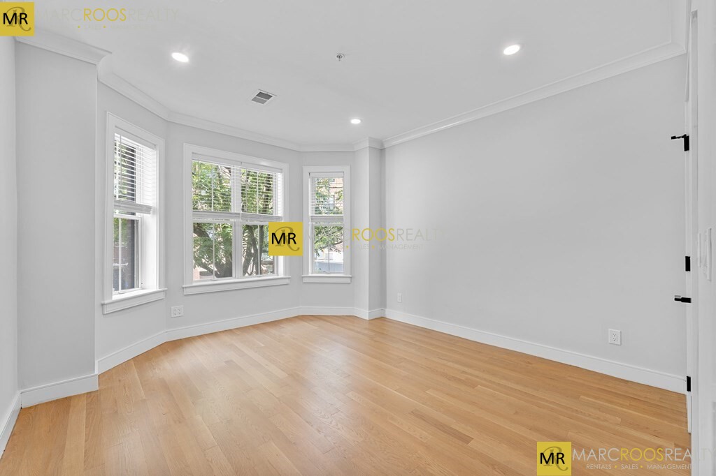 535 Newbury St, Fenway