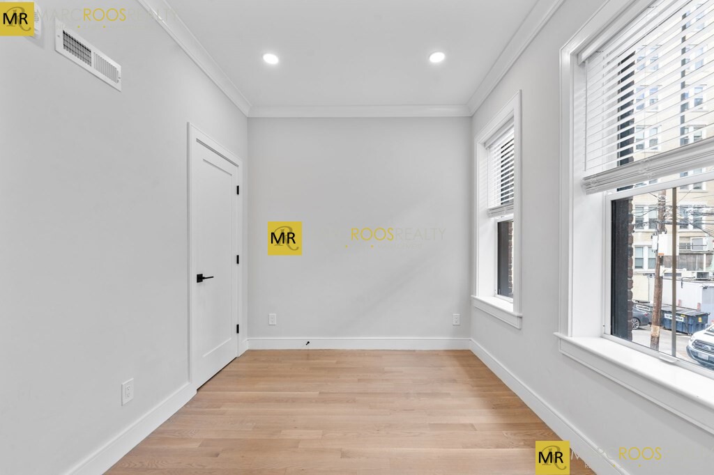 535 Newbury St, Fenway