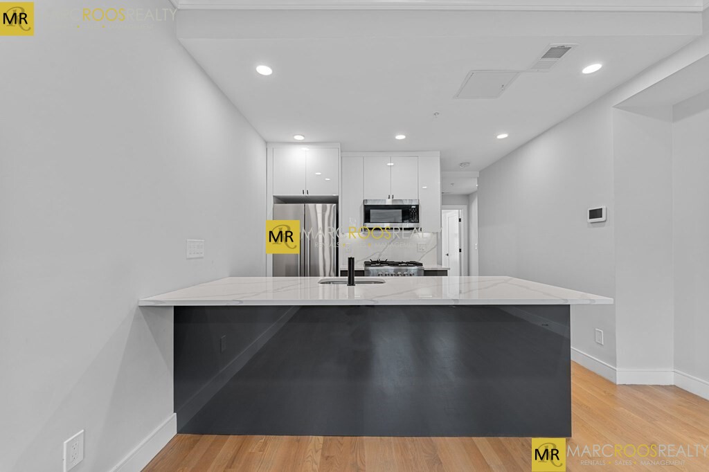 535 Newbury St, Fenway