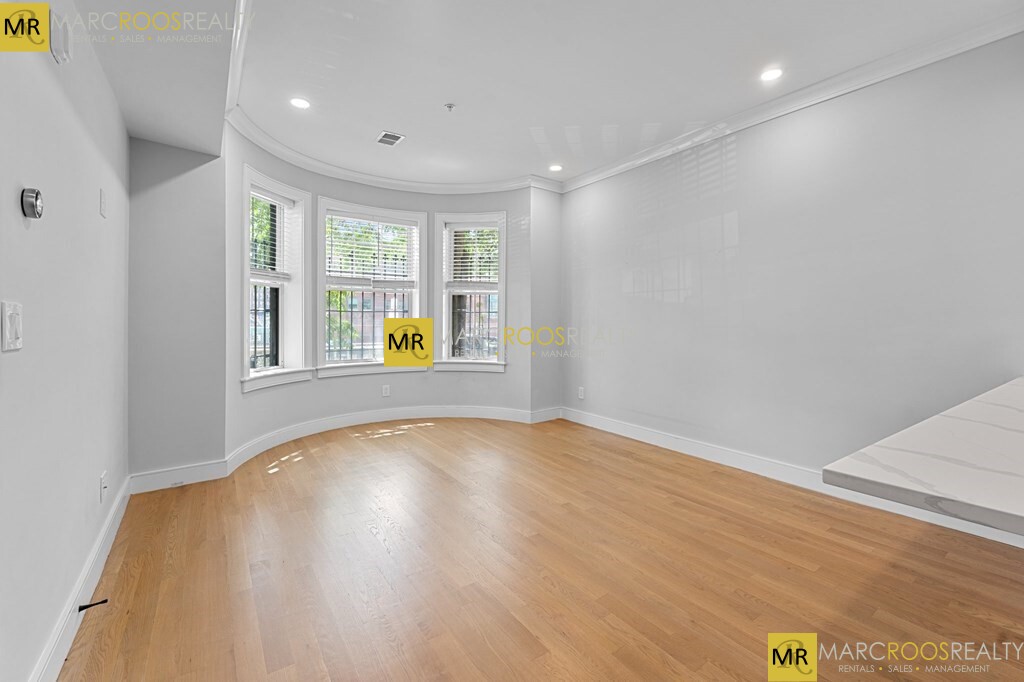 535 Newbury St, Fenway