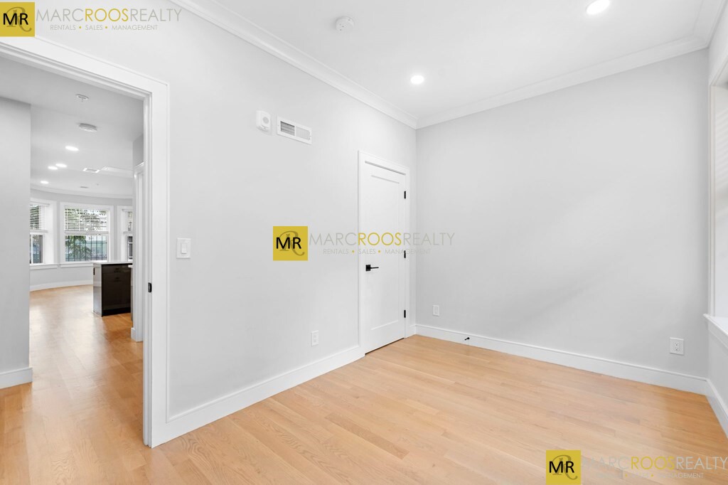 535 Newbury St, Fenway