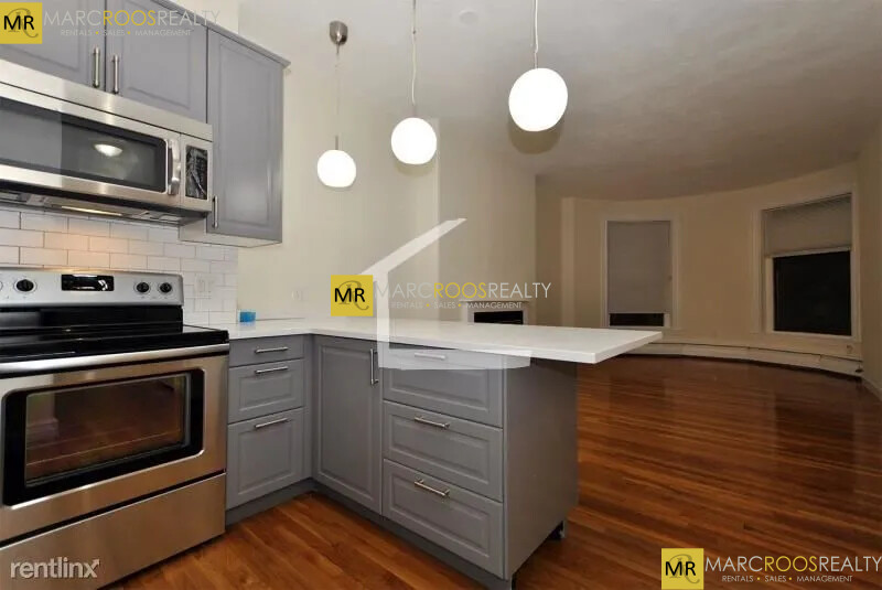 922 Beacon St, Fenway